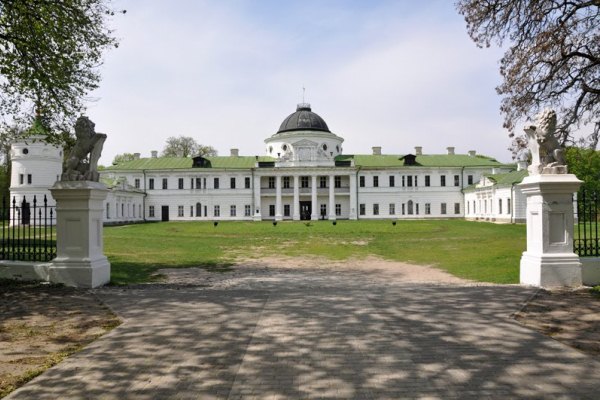 Дворец Тарнавских. Фасад