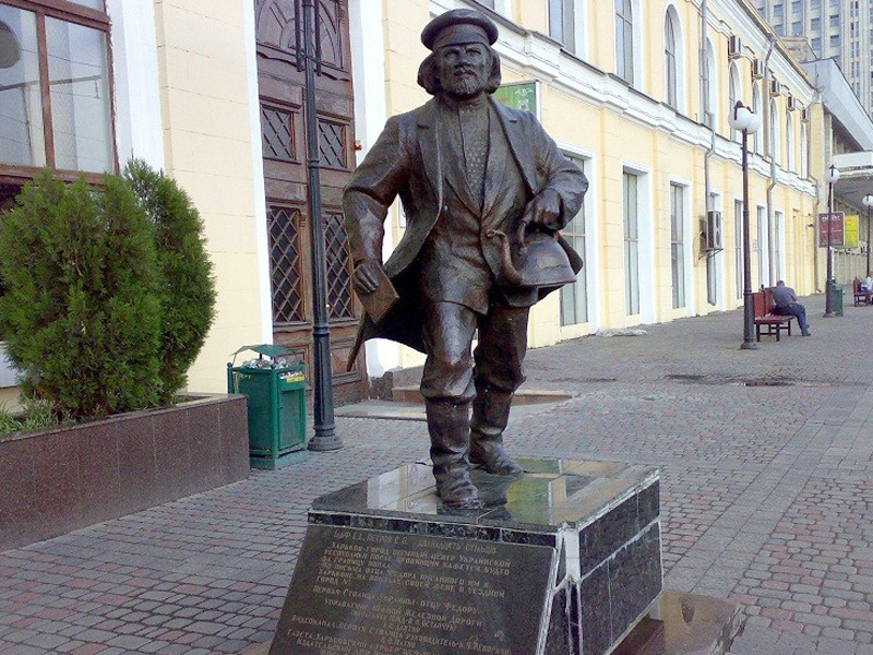 Пам’ятник Отцю Федору. Харківський вокзал