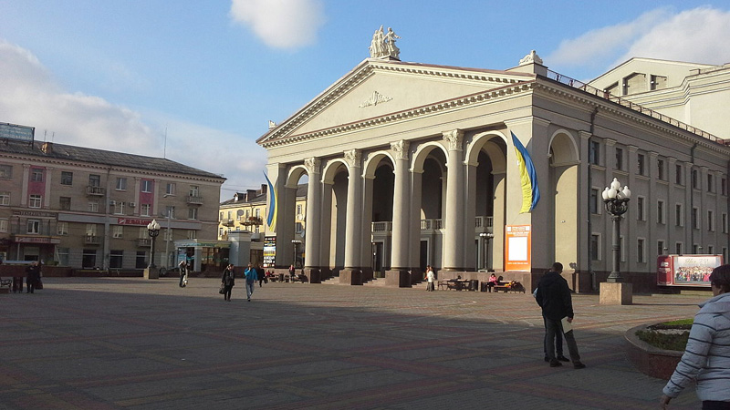 Театральна площа. Драматичний театр