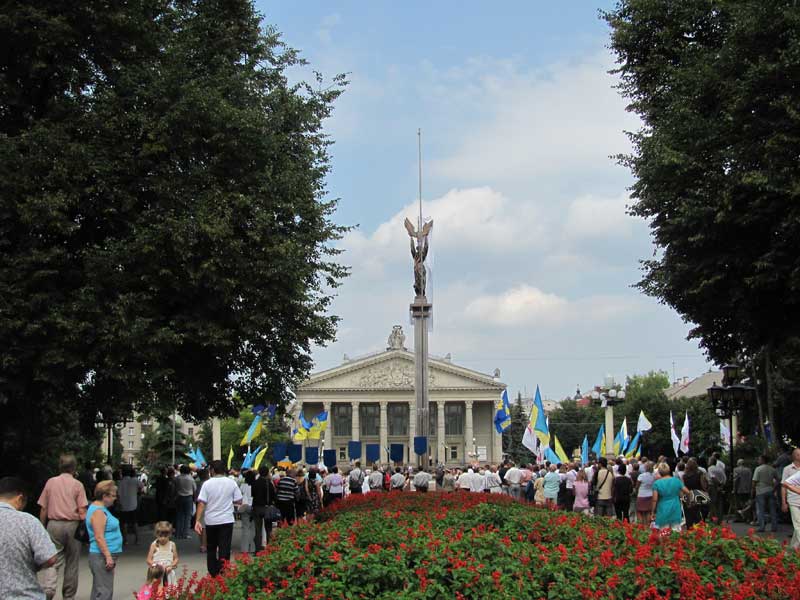 Театральний майдан – місце, де вирує життя. Тернопіль