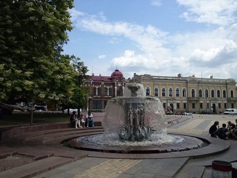 Фонтан на площі Героїв Майдану