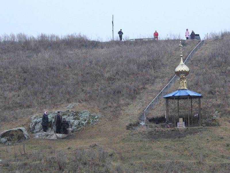 Каплиця біля каменю з таємничними слідами