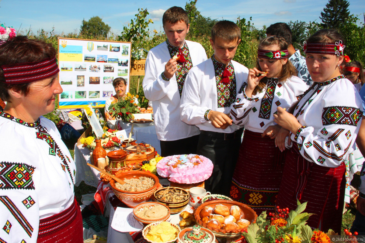 Праздничный стол в Карпатах