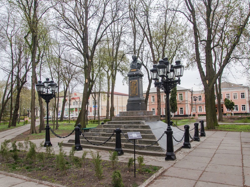 Памятник Гоголю
