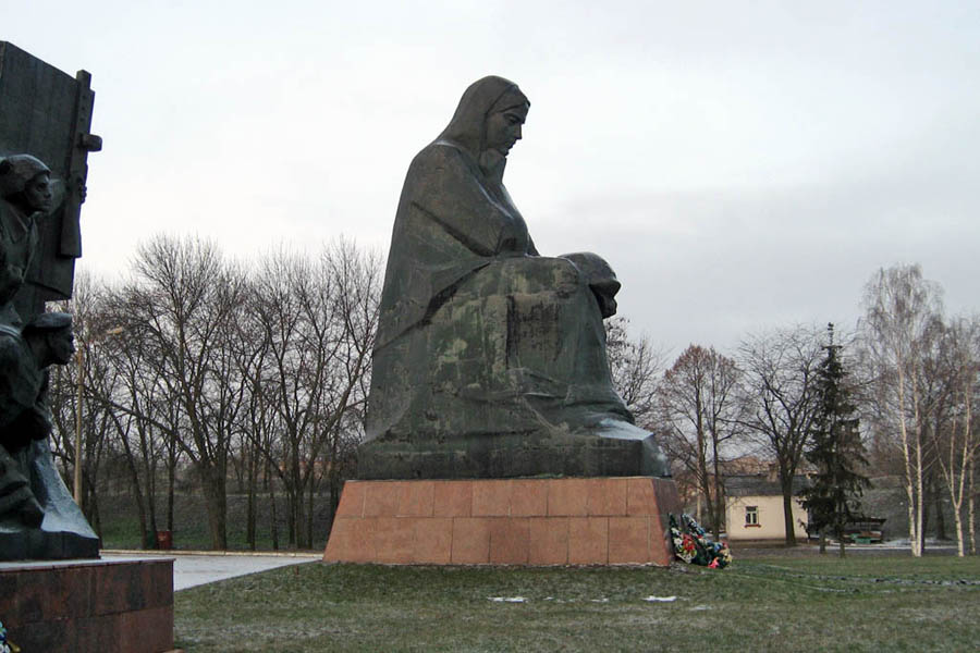 Скульптури Меморіалу на Валах