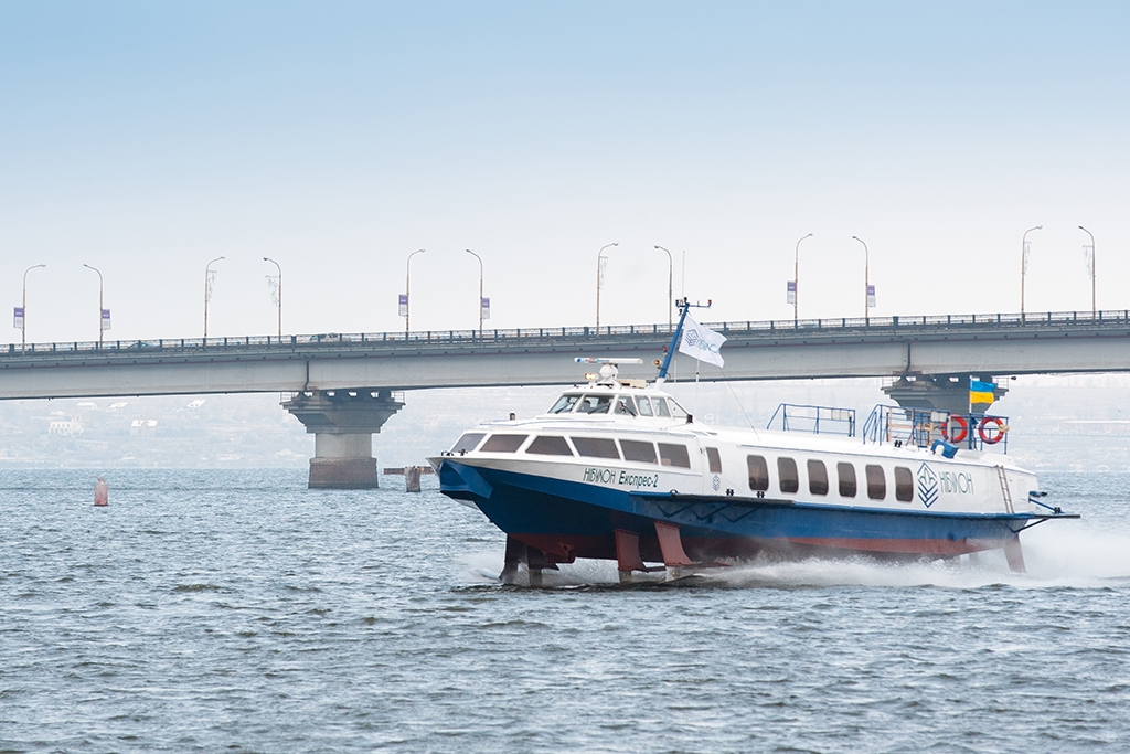Судно ніби летить над водою, адже піднімається на своїх підводних крилах