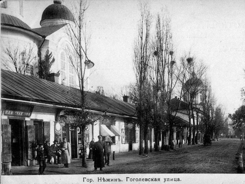 Торговые лавки вдоль центральной городской улицы в старой фотографии
