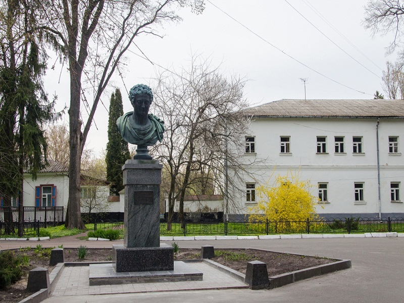 Бюст Александра Безбородко перед университетом