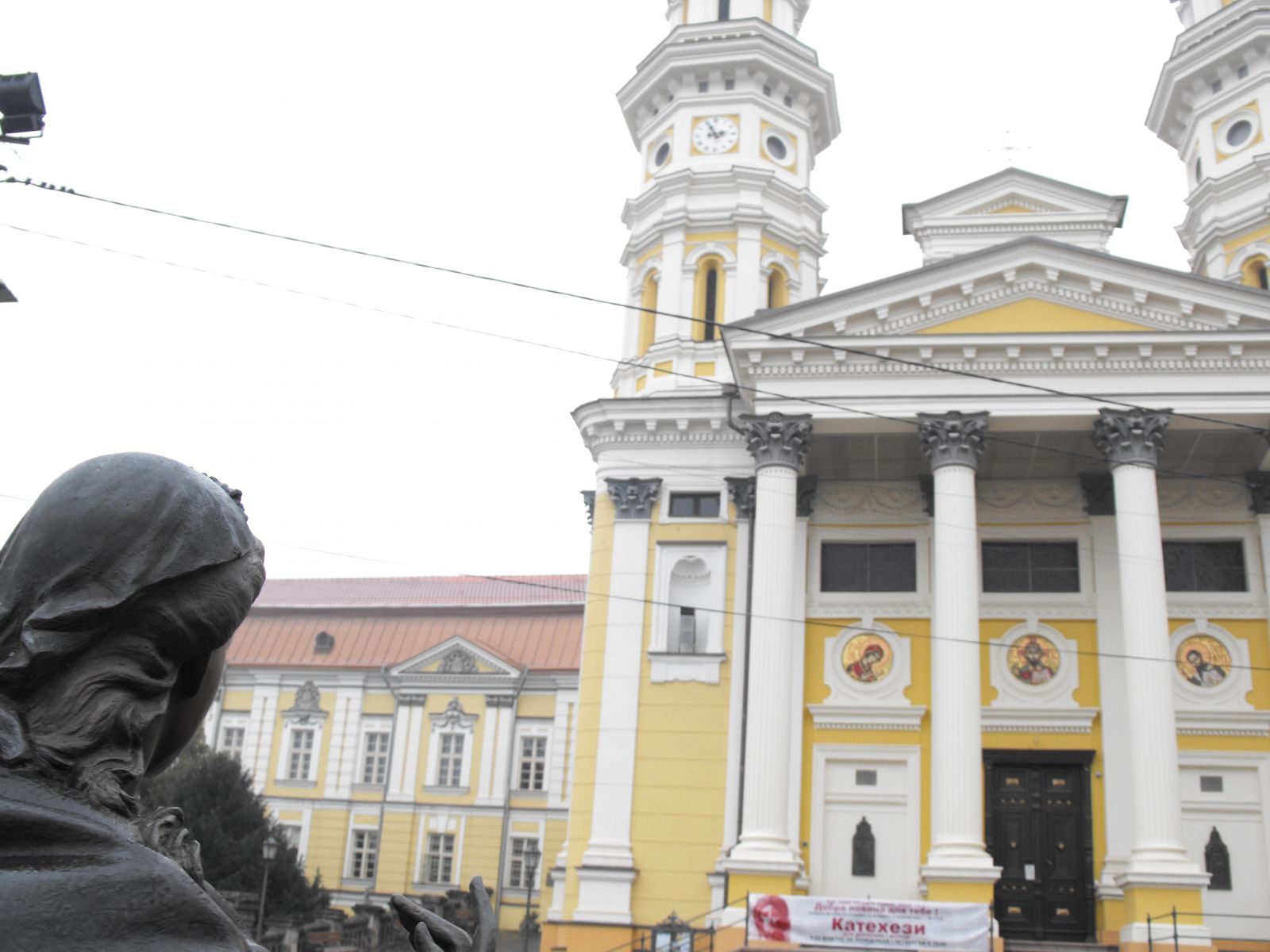 Скульптура Марії-Терезії дивиться на вхід у собор