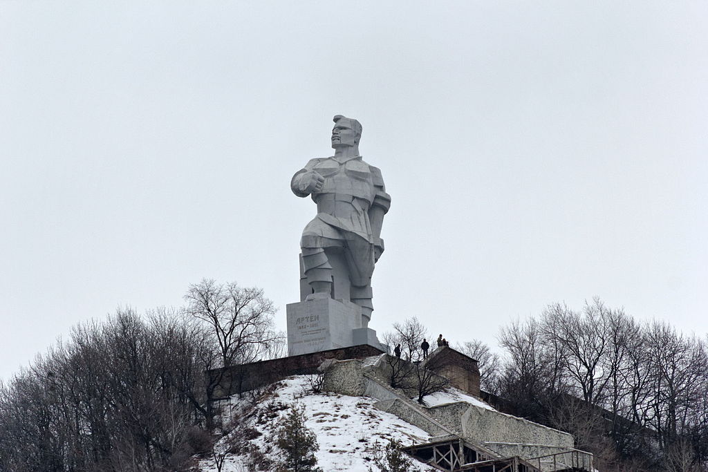 Памятник Артему. Так он виден от Святогорской Лавры. Фото: Alexxx1979, CC BY-SA 3.0