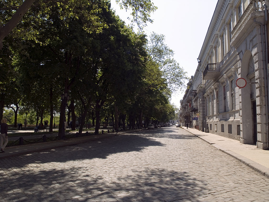 Автомобільна дорога викладена бруківкою