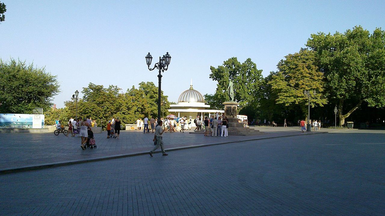 Дюк і Потьомкінські сходи - по центру Приморського бульвару