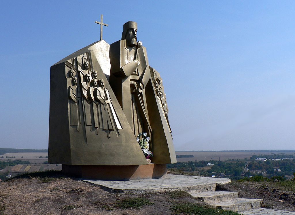 Неподалік Хотинської фортеці стоїть пам'ятник Петрові Сагайдочному. Автор фото: Krzysztof Dudzik, ліцензія: CC BY-SA 3.0